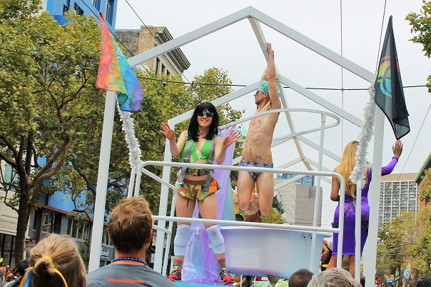 san-francisco-lgbt-pride-2015-10-parade-airbnb