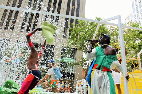 san-francisco-lgbt-pride-2015-9-parade-airbnb