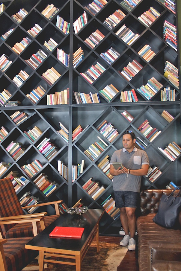 summer-travel-style-tel-aviv-11-brown-tlv-bookcase