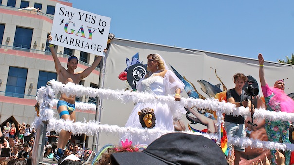 tel-aviv-gay-lgbt-pride-2015-parade-float