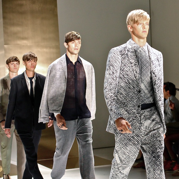 perry-ellis-spring-2016-nyfwm-21-model-Clark-Bockelman-runway