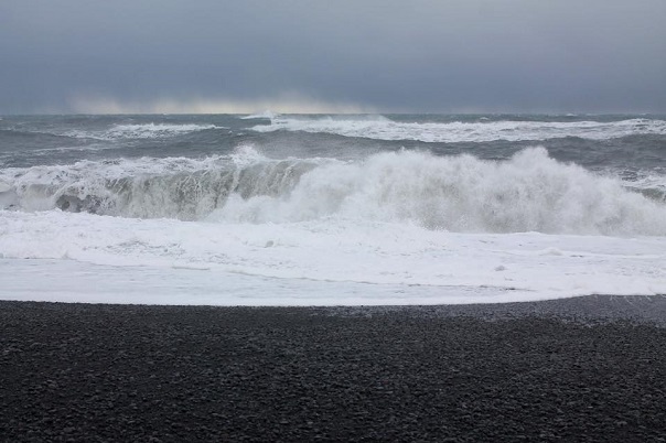 iceland-reynisfjara-beach-ocean-waves